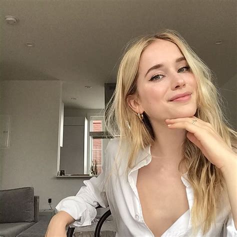 Elizabeth Dean Lail (@elizabethlail) • Instagram photos and videos.